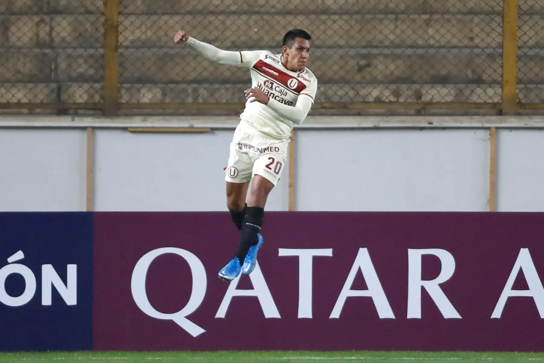 Alex Valera de Universitario celebra tras anotar ante Independiente del Valle durante partido por la Copa Libertadores, en el Estadio Monumental. Foto: EFE
