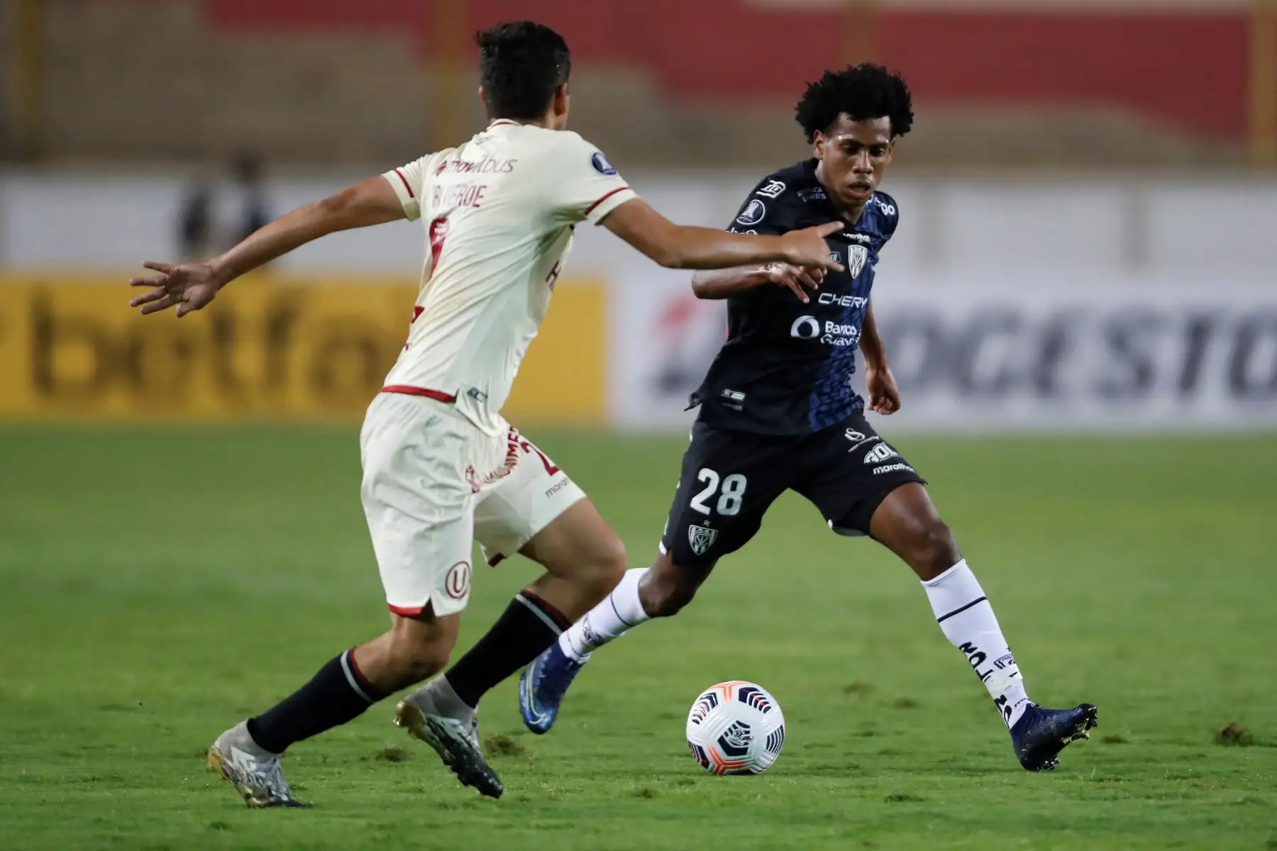 Alex Valera de Universitario disputa un balón con José Hurtado de Independiente del Valle durante partido por la Copa Libertadores, en el Estadio Monumental. Foto: EFE