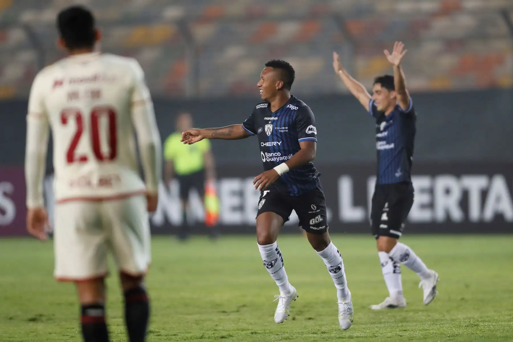 Jhon Sánchez de Independiente del Valle celebra tras marca a Universitario durante partido por la Copa Libertadores, en el Estadio Monumental. Foto: EFE