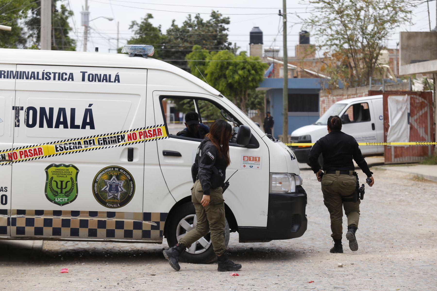 Policías municipales resguardan el área acordonada de una fosa clandestina en la que se han exhumado hasta 9 cuerpos hoy, en una finca ubicada en Alamedas de Zalatitán, municipio de Tonalá, estado de Jalisco (México). Foto: EFE
