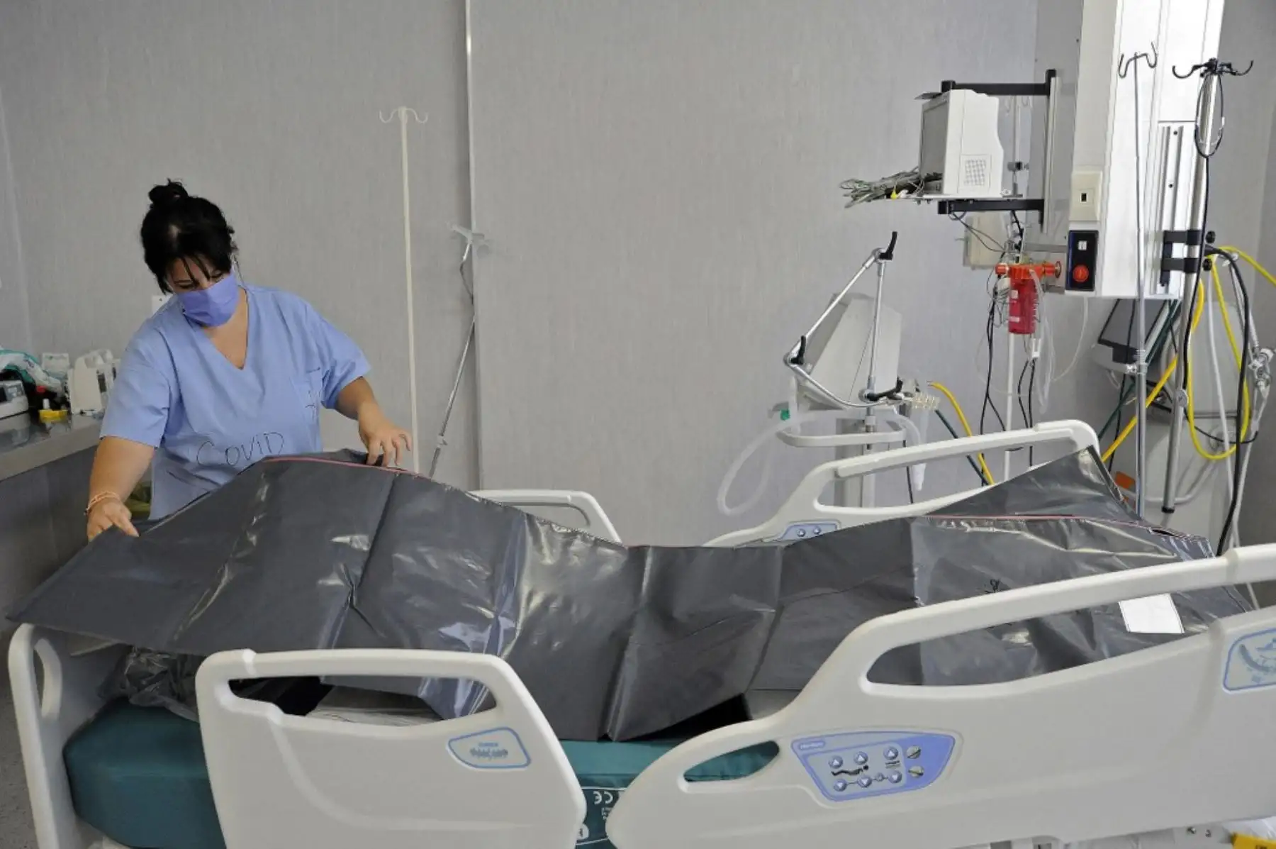 La enfermera Yamila Selan muestra un kit de cadáver en el Hospital Central de Mendoza, Argentina, en medio de la nueva pandemia de coronavirus. Foto: AFP