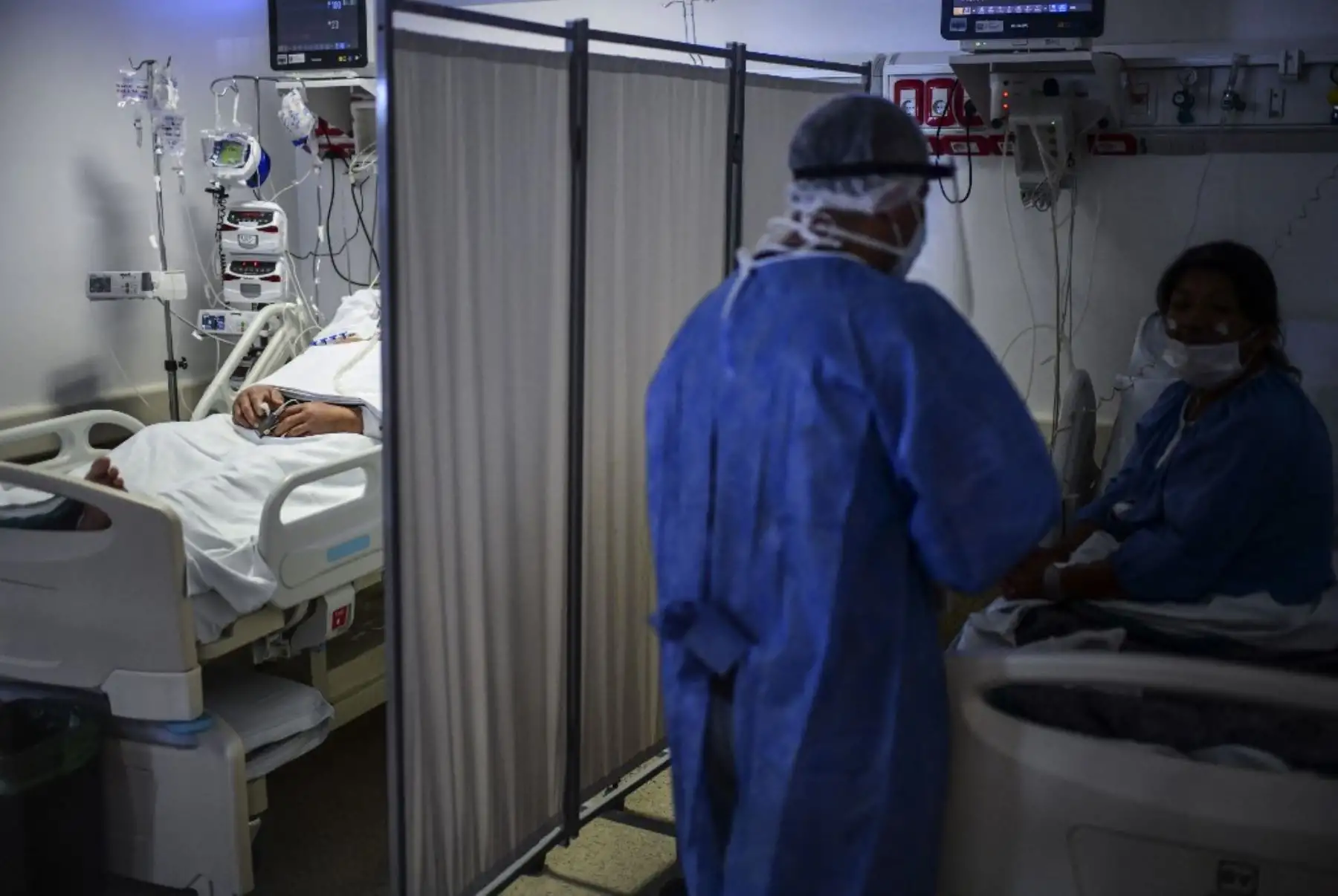 Un familiar visita a un paciente con covid-19 en la Unidad de Cuidados Intensivos del hospital El Cruce - Dr. Nestor Kirchner en Florencio Varela, Argentina. Foto: AFP