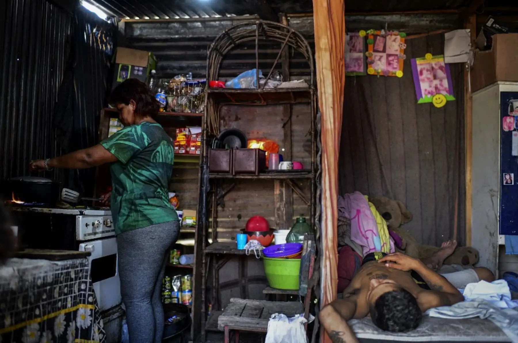 Una mujer cocina en su casa del barrio 28 de Octubre, en el municipio de La Matanza, provincia de Buenos Aires, Argentina. Foto: AFP