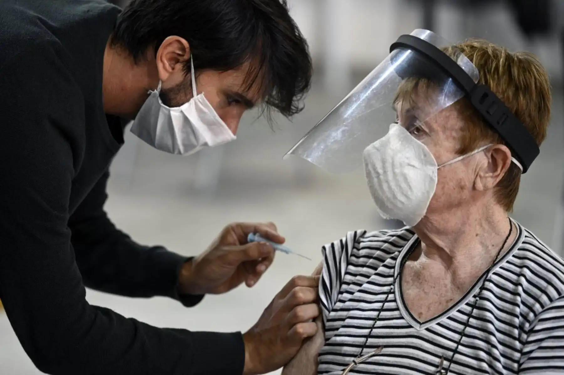 Una anciana es inoculada con una dosis de la vacuna rusa Sputnik V contra covid-19, en el parque Tecnopolis de Villa Martelli, provincia de Buenos Aires, Argentina. Foto: AFP