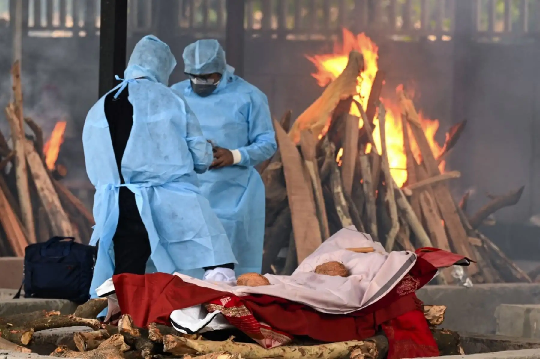 Los familiares realizan los últimos ritos por su ser querido, que murió debido al coronavirus Covid-19, en un crematorio en Nueva Delhi el 19 de mayo de 2021. Foto: AFP
