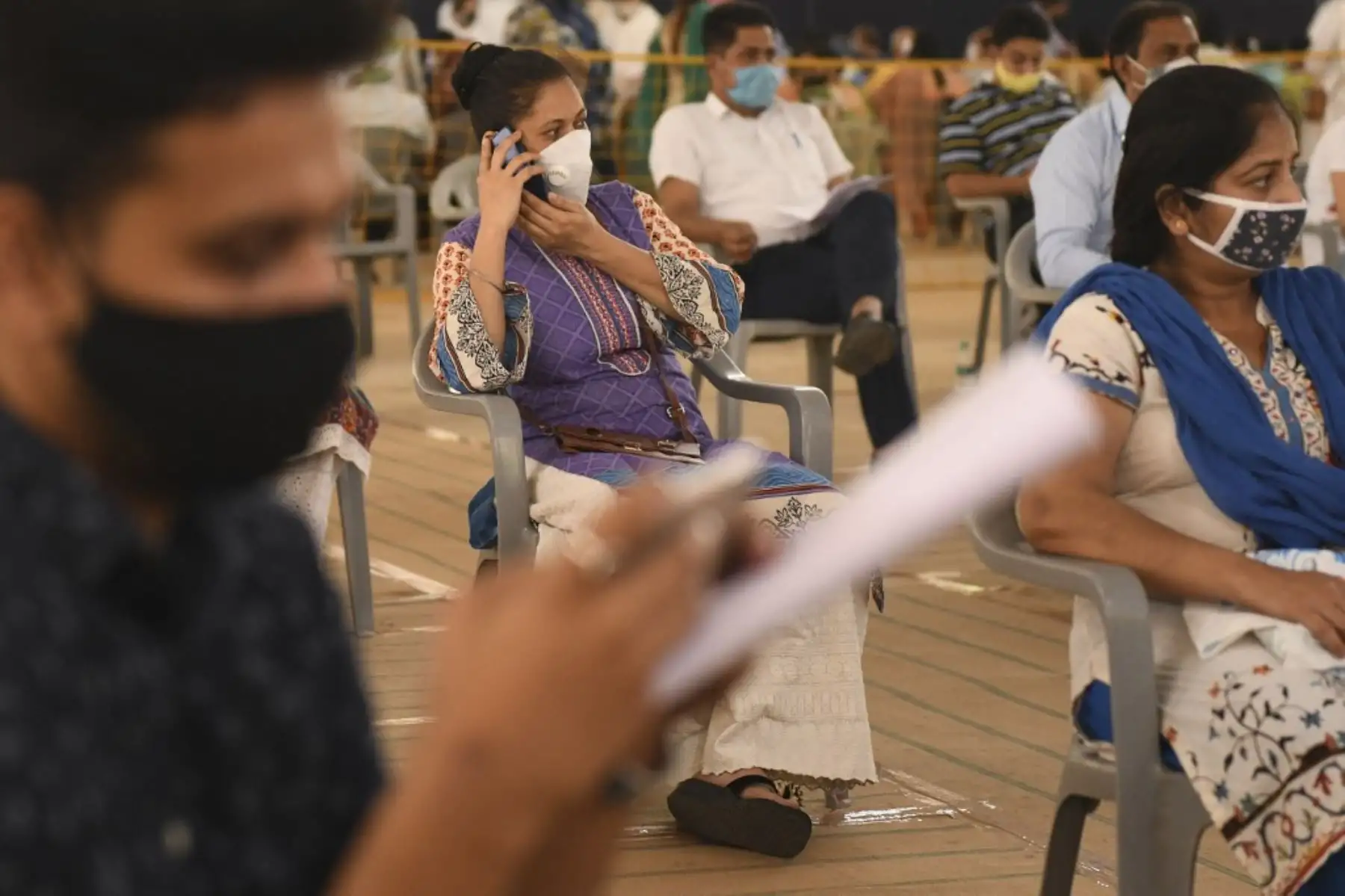 La gente espera ser inoculada con una dosis de la vacuna contra el coronavirus Covishield Covid-19 en el Centro Radha Soami Satsang Beas en Amritsar el 19 de mayo de 2021. Foto: AFP
