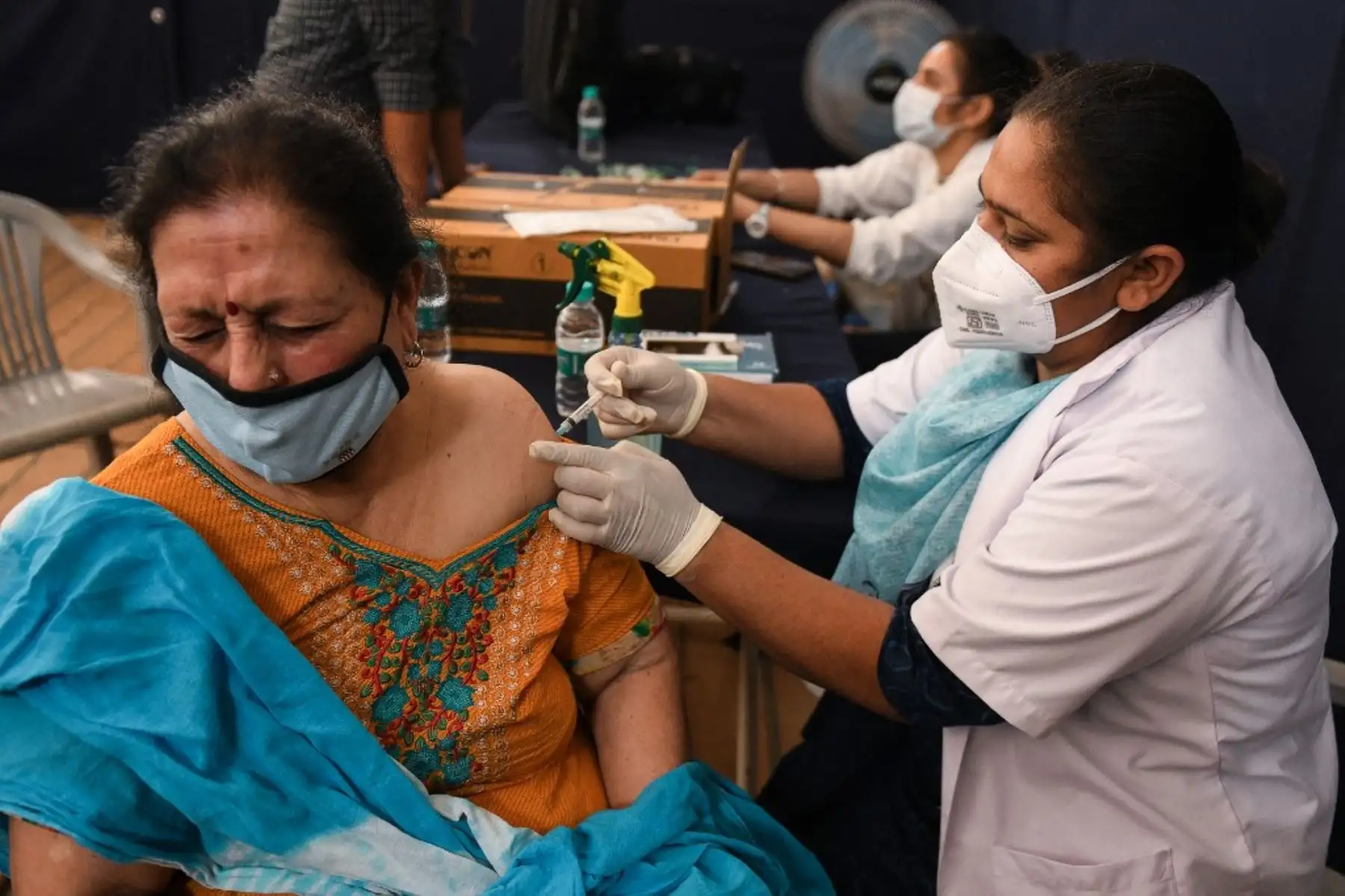 Un trabajador médico inocula a una mujer con una dosis de la vacuna contra el coronavirus Covishield Covid-19 en el Centro Radha Soami Satsang Beas en Amritsar el 19 de mayo de 2021. Foto: AFP