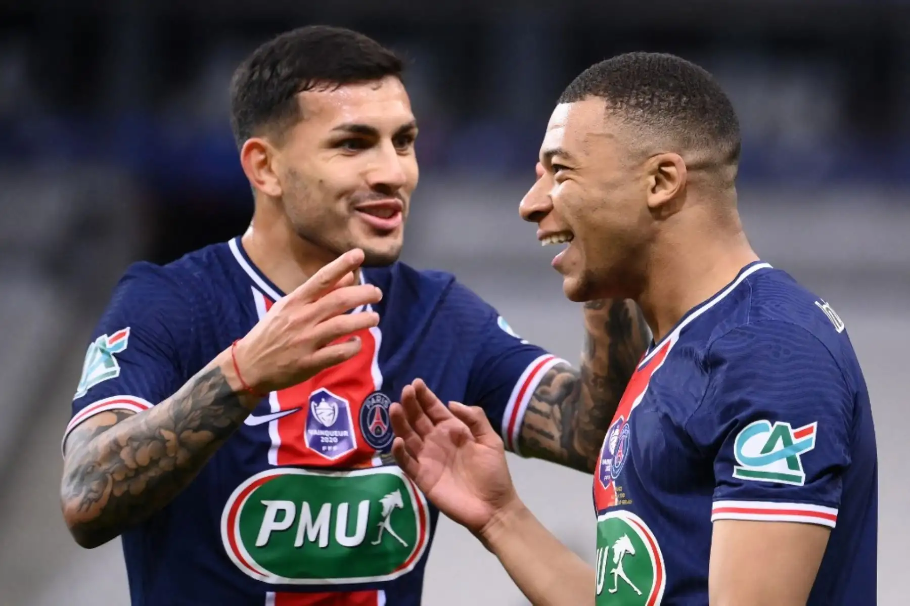 El delantero francés del Paris Saint-Germain Kylian Mbappé (R) celebra con su compañero de equipo, el centrocampista argentino del Paris Saint-Germain, Leandro Paredes, durAFPante la final de la Copa de Francia entre el Paris Saint-Germain y el Mónaco en el estadio Stade de France, en Saint-Denis, en las afueras de París. Foto: AFP