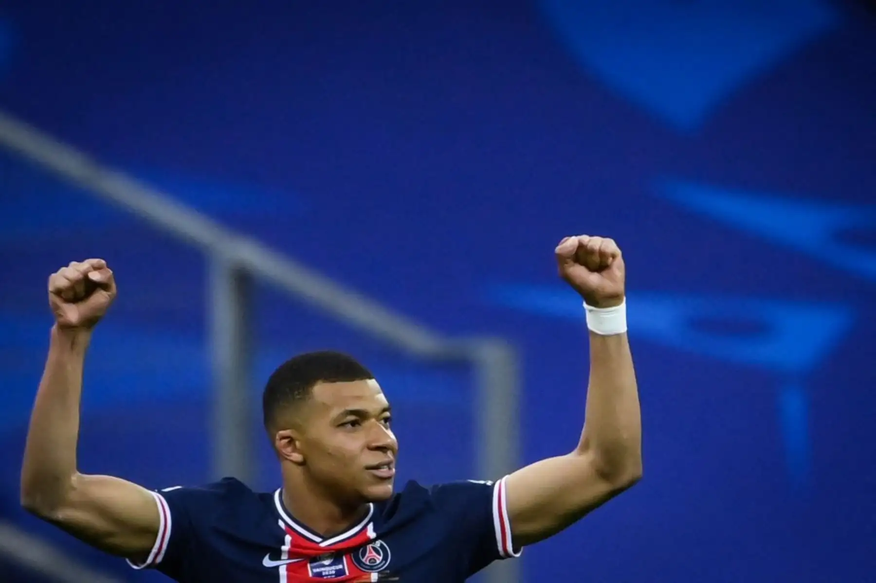 El delantero francés del Paris Saint-Germain Kylian Mbappé celebra durante la final de la Copa de Francia entre el Paris Saint-Germain y el Mónaco en el estadio Stade de France, en Saint-Denis, en las afueras de París. Foto: AFP