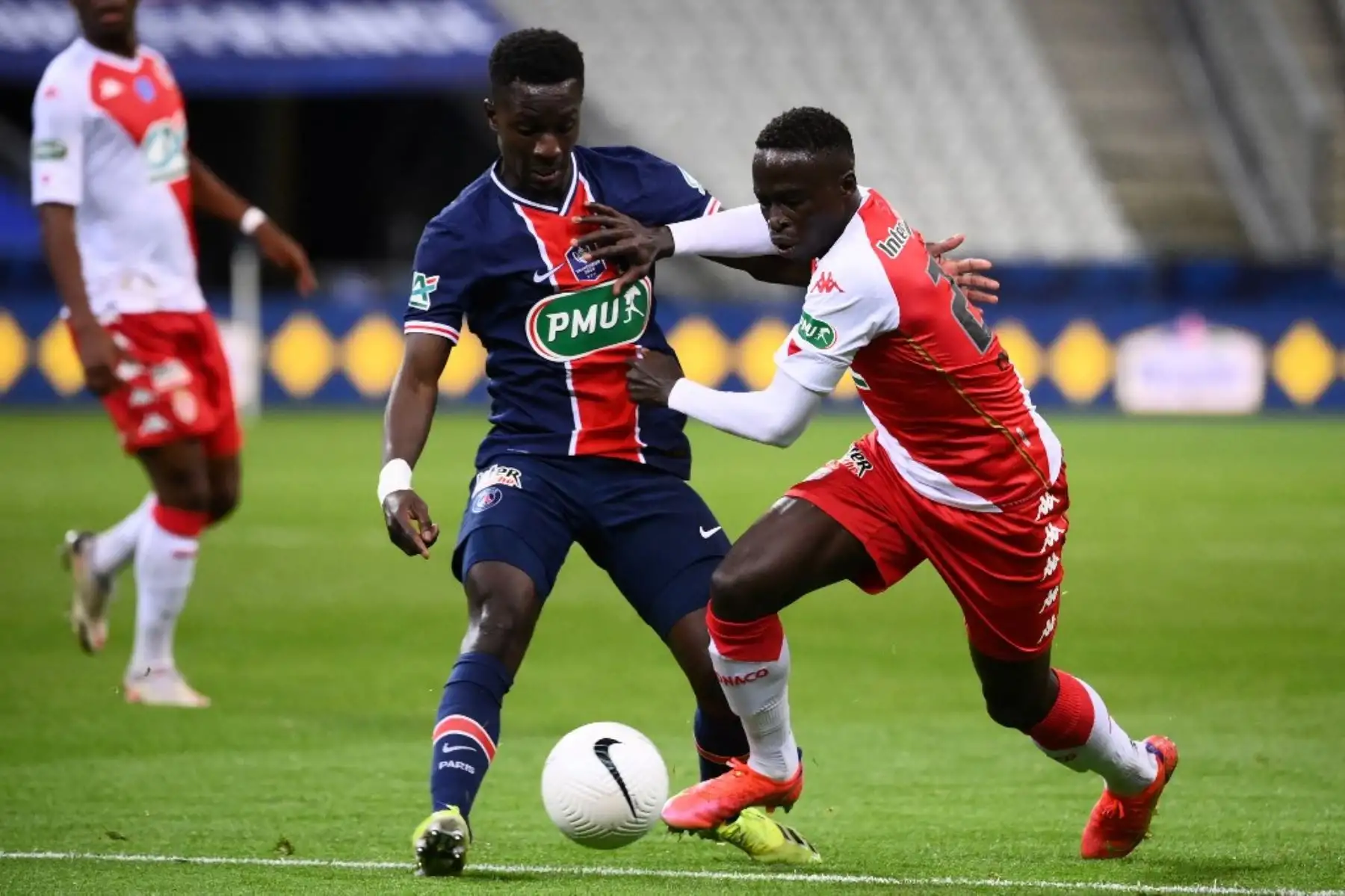 El centrocampista senegalés del Paris Saint-Germain Idrissa Gueye (L) es desafiado por el centrocampista senegalés del Mónaco Krepin Diatta durante la final de la Copa de Francia entre el Paris Saint-Germain y el Mónaco en el estadio Stade de France, en Saint-Denis, en las afueras de París. Foto: AFP