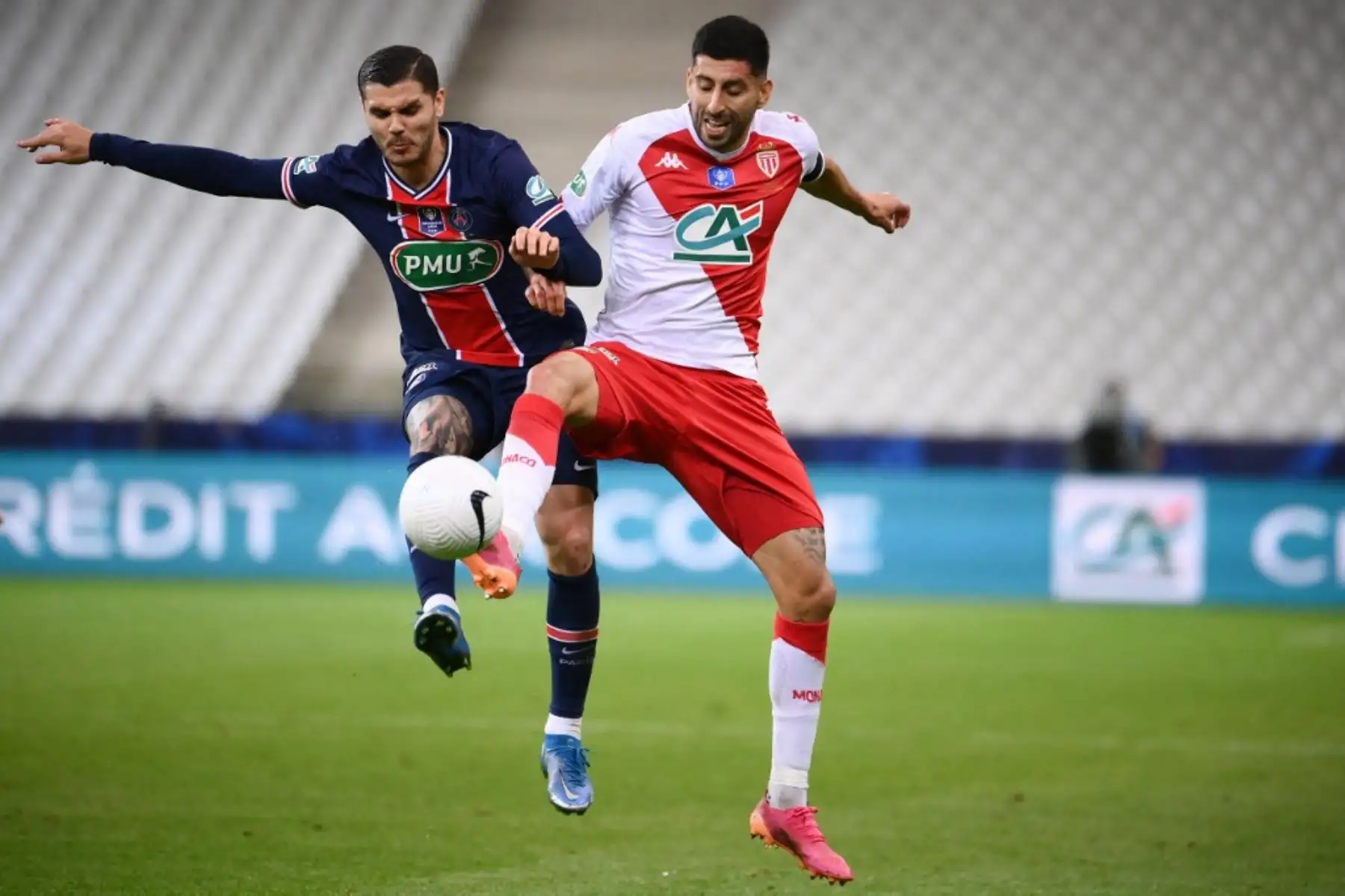 El delantero argentino del Paris Saint-Germain Mauro Icardi (L) es desafiado por el defensor chileno de Mónaco Guillermo Maripan durante la final de la Copa de Francia partido de fútbol entre el Paris Saint-Germain y el Mónaco en el estadio Stade de France, en Saint-Denis, en las afueras de París. Foto: AFP