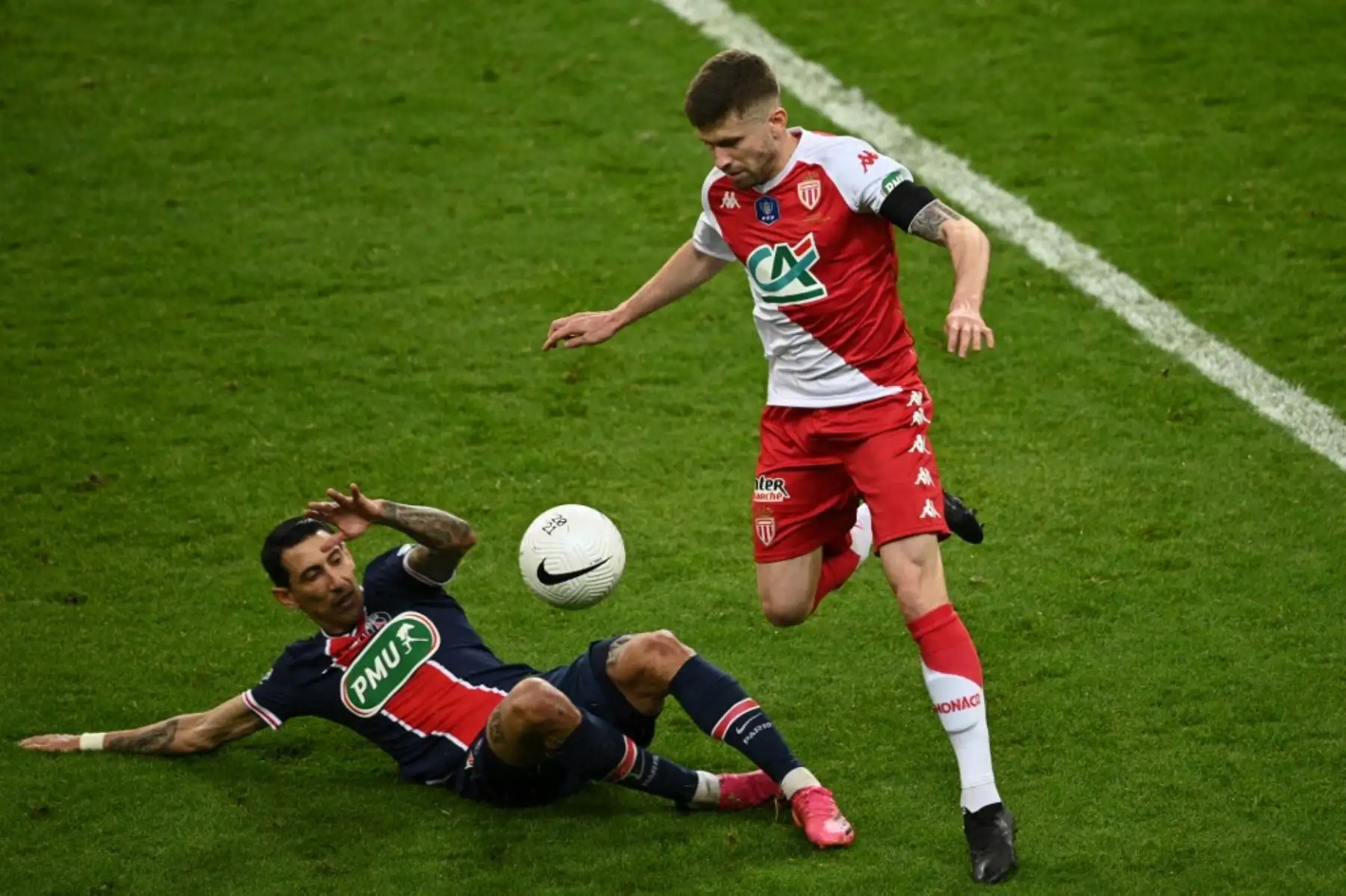 El centrocampista argentino Angel Di Maria lucha por el balón con el defensor brasileño del Mónaco Oliveira Silva Caio Henrique durante la final de la Copa de Francia partido de fútbol entre el Paris Saint-Germain y el Mónaco en el estadio Stade de France, en Saint-Denis. Foto: AFP