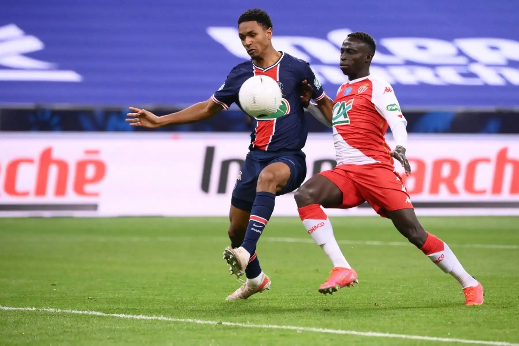 El centrocampista senegalés del Mónaco Krepin Diatta (R) El defensa francés del Paris Saint-Germain Abdou Diallo durante la final de la Copa de Francia entre el Paris Saint-Germain y el Mónaco en el estadio Stade de France, en Saint-Denis, en las afueras de París. Foto: AFP