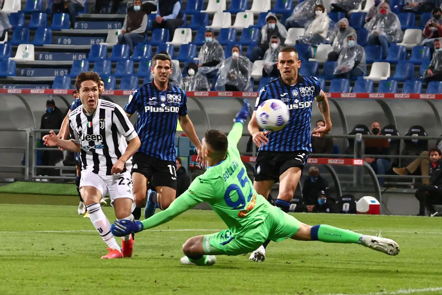 Federico Chiesa de la Juventus anota durante la final de la Copa de Italia. Foto: EFE