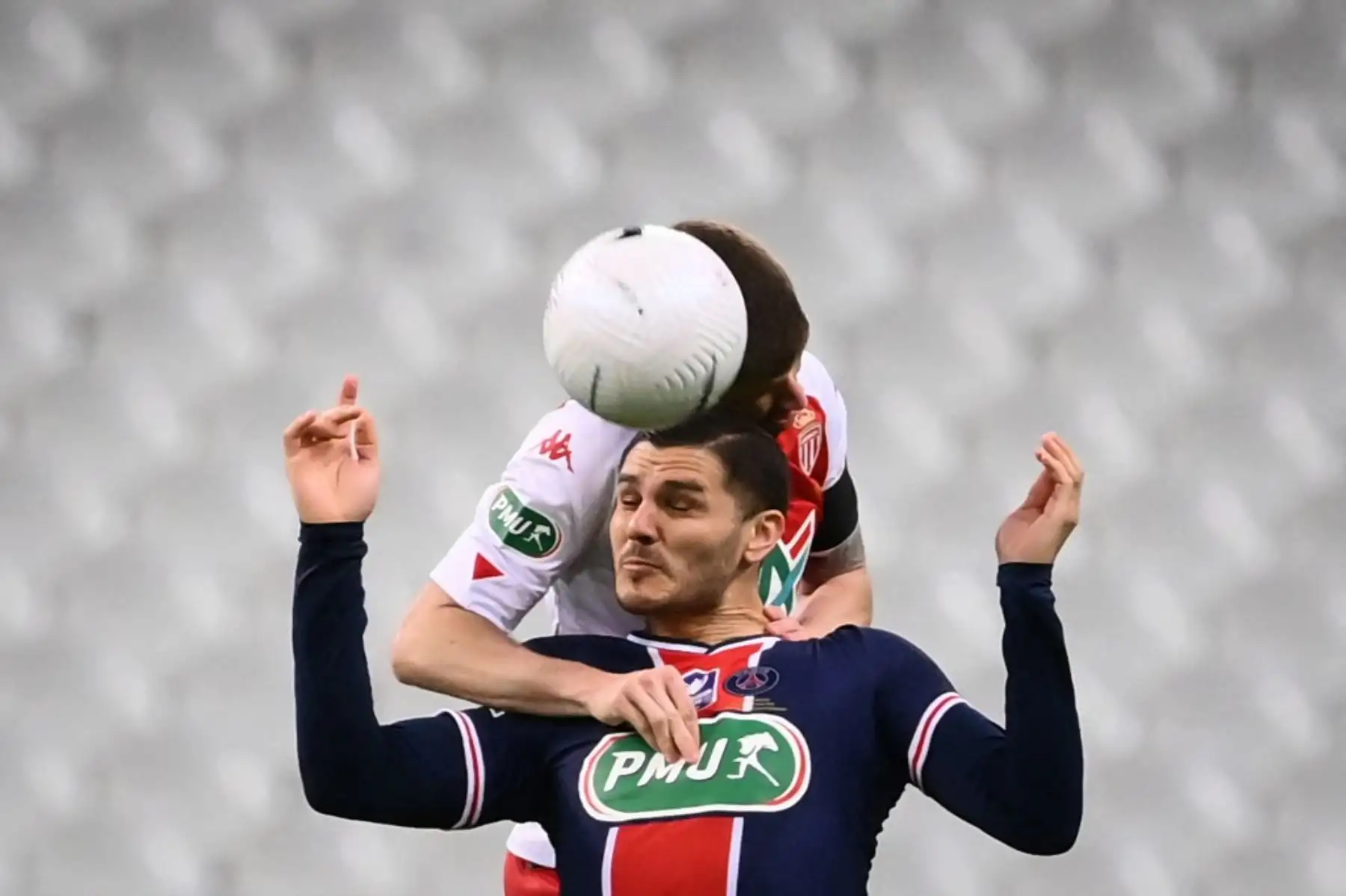 El delantero argentino del Paris Saint-Germain Mauro Icardi cabecea el balón durante la final de la Copa de Francia entre el Paris Saint-Germain y el Mónaco en el estadio Stade de France, en Saint-Denis, en las afueras de París. Foto: AFP