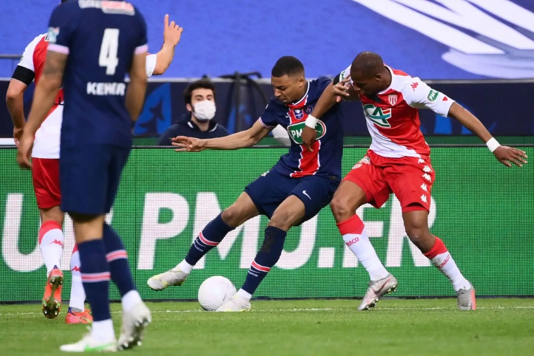 El delantero francés del Paris Saint-Germain, Kylian Mbappé, lucha por el balón con el defensor francés del Mónaco Djibril Sidibe (R) durante la final de la Copa de Francia del partido de fútbol entre el Paris Saint-Germain y el Mónaco en el estadio Stade de France, en Saint-Denis, en las afueras de París. Foto: AFP