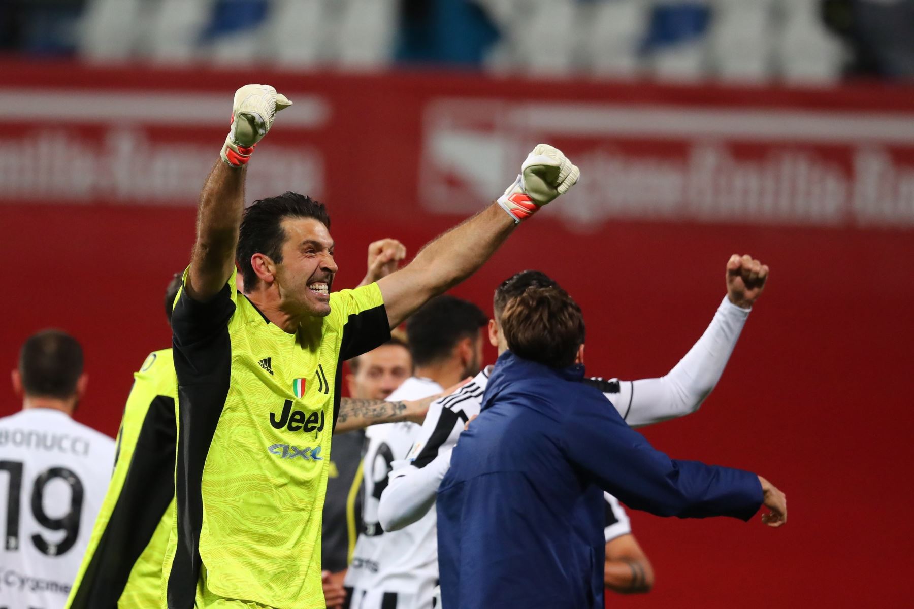 El portero de la Juventus Gianluigi Buffon celebra tras ganar la final de la Copa de Italia. Foto: EFE