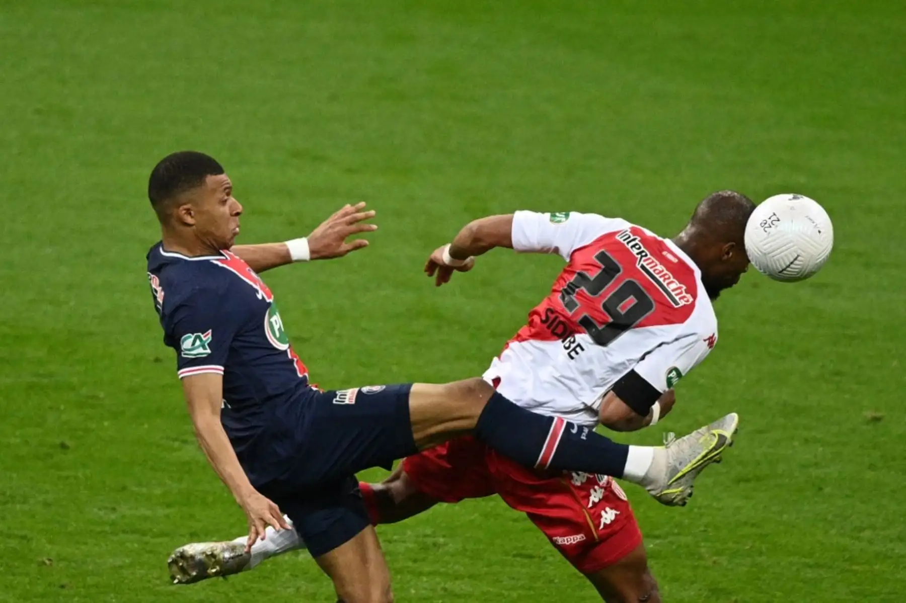 El delantero francés del Paris Saint-Germain Kylian Mbappé (L) lucha por el balón con el defensor francés del Mónaco Djibril Sidibe durante la final de la Copa de Francia partido de fútbol entre el Paris Saint-Germain y el Mónaco en el estadio Stade de France, en Saint-Denis, en las afueras de París. Foto: AFP