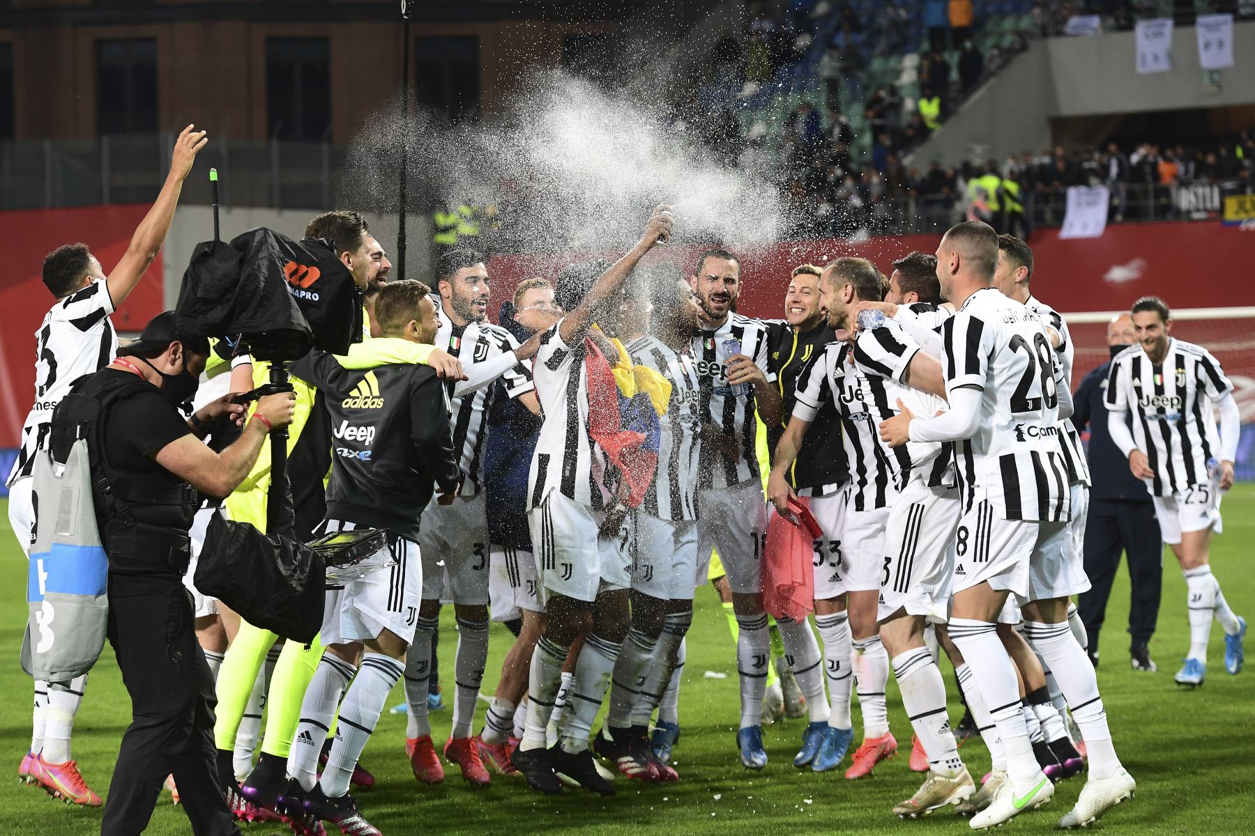 Los jugadores de la Juventus celebran vencer a Atalanta en la final del Copa de Italia, en el estadio Citta del Tricolore. Foto: AFP