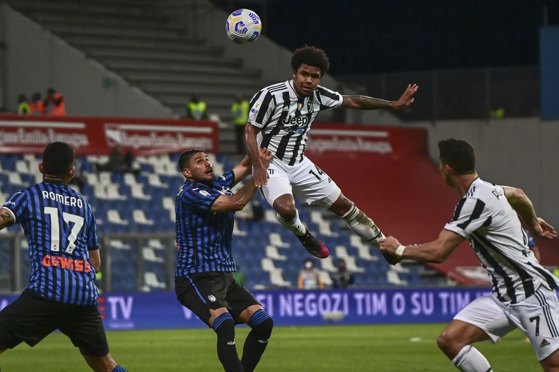 El centrocampista estadounidense de la Juventus Weston McKennie lanza cabezazo durante la final de la Copa de Italia, en el estadio Citta del Tricolore. Foto: AFP