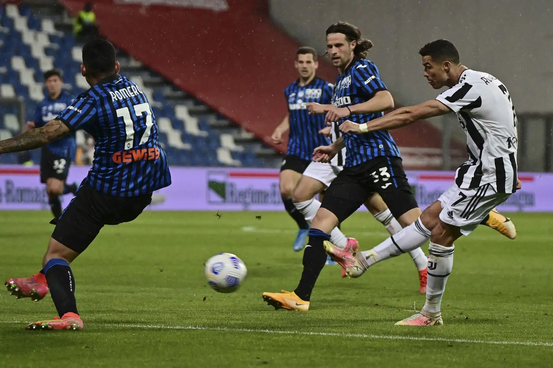 El delantero portugués de la Juventus, Cristiano Ronaldo, dispara a la portería durante la final ante Atalanta por la Copa de Italia. Foto: AFP