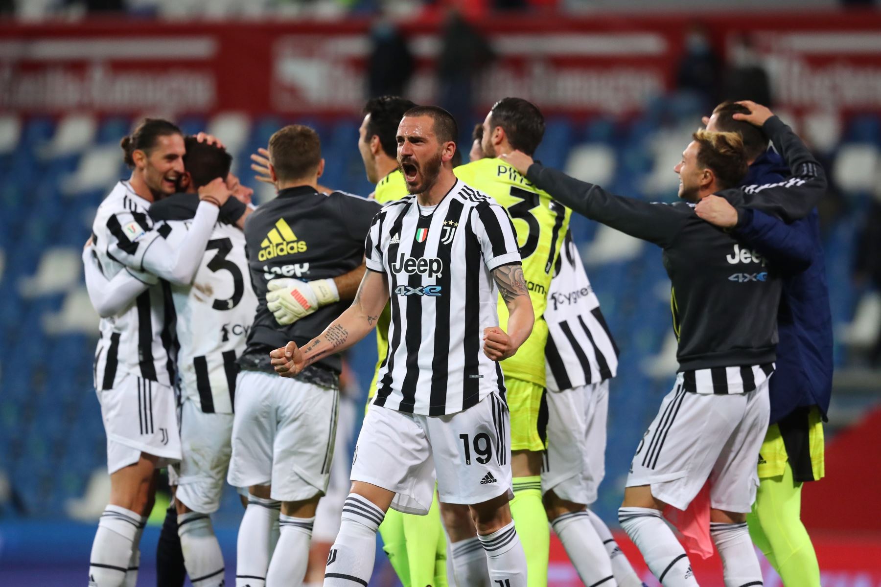 Leonardo Bonucci de la Juventus celebra tras vencer a Atalanta durante a final de la Copa de Italia. Foto. EFE