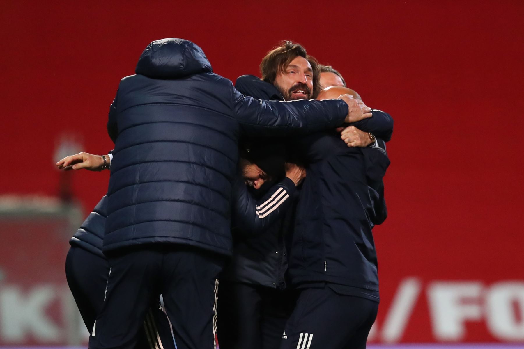 El entrenador de la Juventus, Andrea Pirlo, celebra luego que su equipo derrote a Atalanta durante la final de la Copa de Italia. Foto: EFE
