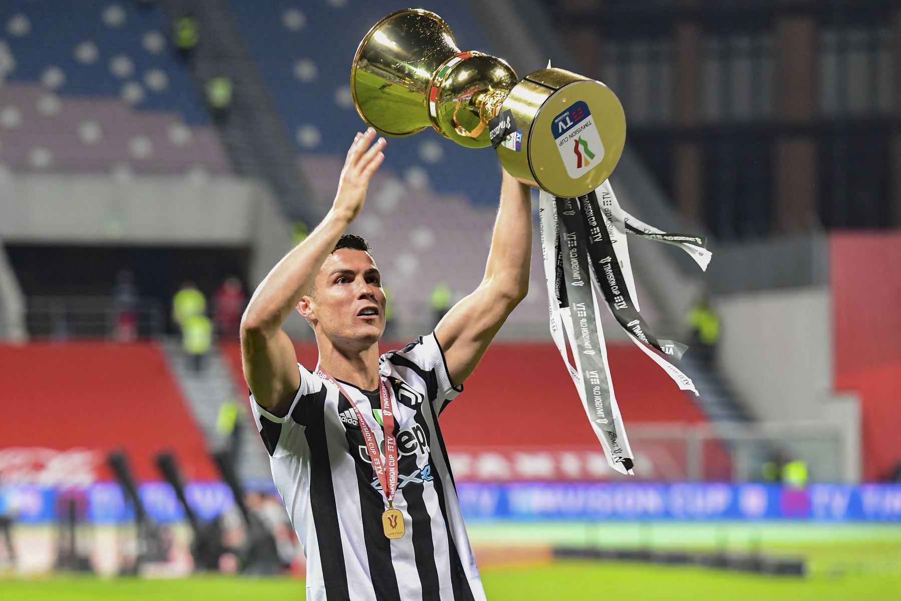 El delantero portugués de la Juventus, Cristiano Ronaldo, sostiene la copa tras derrotar 2-1 a Atalanta en la final de la Copa Italia. Foto: AFP
