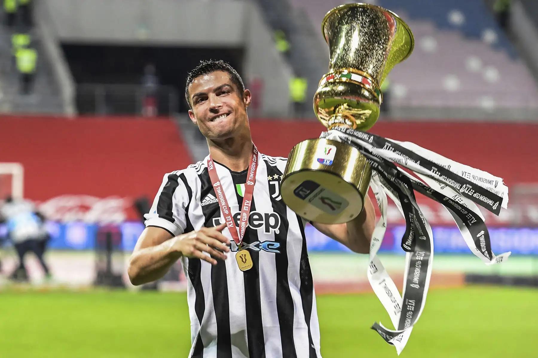 El delantero portugués de la Juventus, Cristiano Ronaldo, sostiene la copa tras derrotar 2-1 a Atalanta en la final de la Copa Italia. Foto: AFP