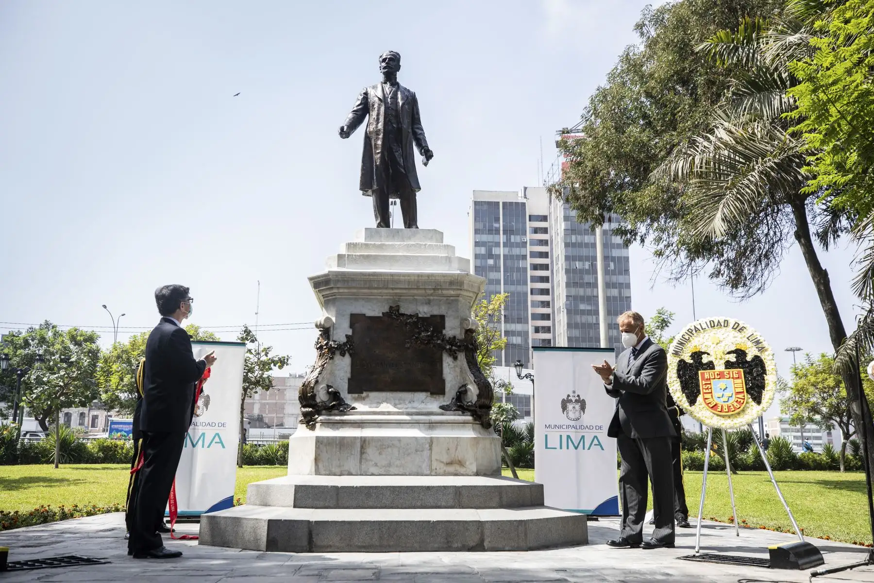 El alcalde de Lima, Jorge Muñoz, entregó a la ciudad el monumento recuperado del expresidente Manuel Candamo, ubicado en el parque Neptuno, como parte de los trabajos de recuperación de esculturas públicas del Centro Histórico. Foto: ANDINA/Municipalidad de Lima