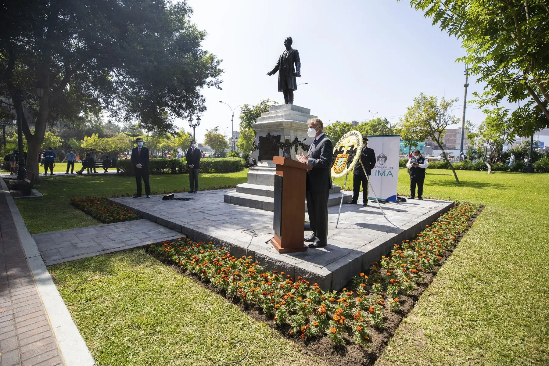 El alcalde de Lima, Jorge Muñoz, entregó a la ciudad el monumento recuperado del expresidente Manuel Candamo, ubicado en el parque Neptuno, como parte de los trabajos de recuperación de esculturas públicas del Centro Histórico. Foto: ANDINA/Municipalidad de Lima