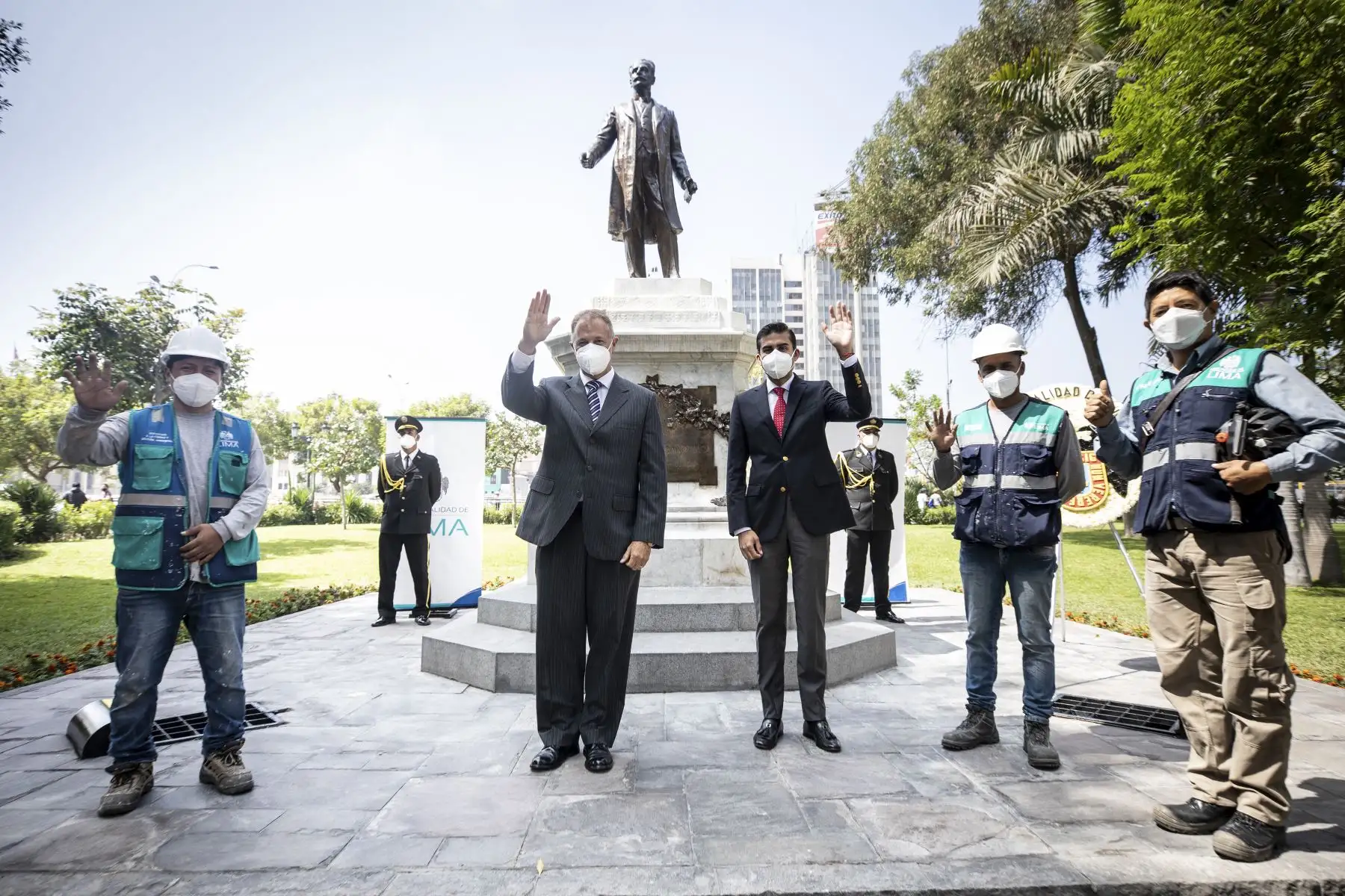 El alcalde de Lima, Jorge Muñoz, entregó a la ciudad el monumento recuperado del expresidente Manuel Candamo, ubicado en el parque Neptuno, como parte de los trabajos de recuperación de esculturas públicas del Centro Histórico. Foto: ANDINA/Municipalidad de Lima