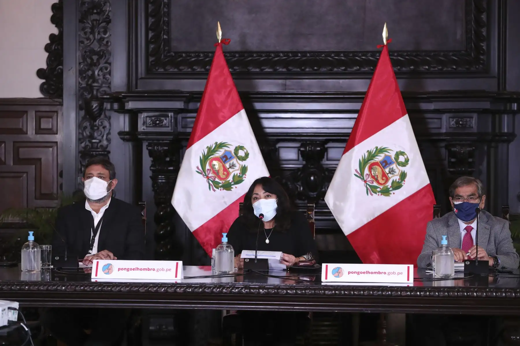 La presidenta del Consejo de Ministros, Violeta Bermúdez, junto al titular de Salud, Oscar Ugarte y de Educación, Ricardo Cuenca, brindan conferencia de prensa para informar a la ciudadanía sobre los avances en la lucha contra la pandemia. Foto: ANDINA/PCM