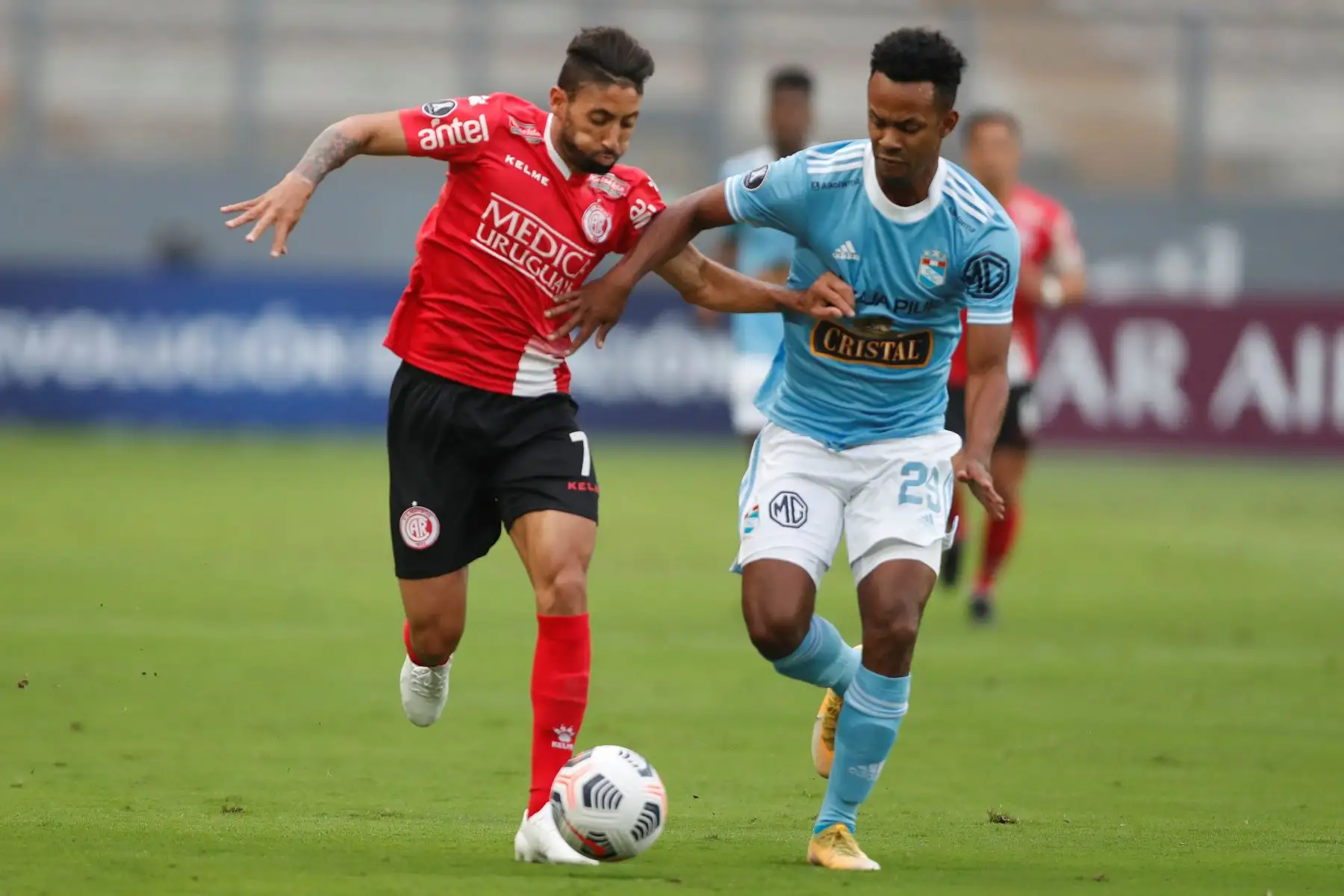 Nilson Loyola de Sporting Cristal disputa un balón con Jonathan Urrestaviscaya de Rentistas durante partido de la Copa Libertadores, en el Estadio Nacional de Lima. Foto: EFE