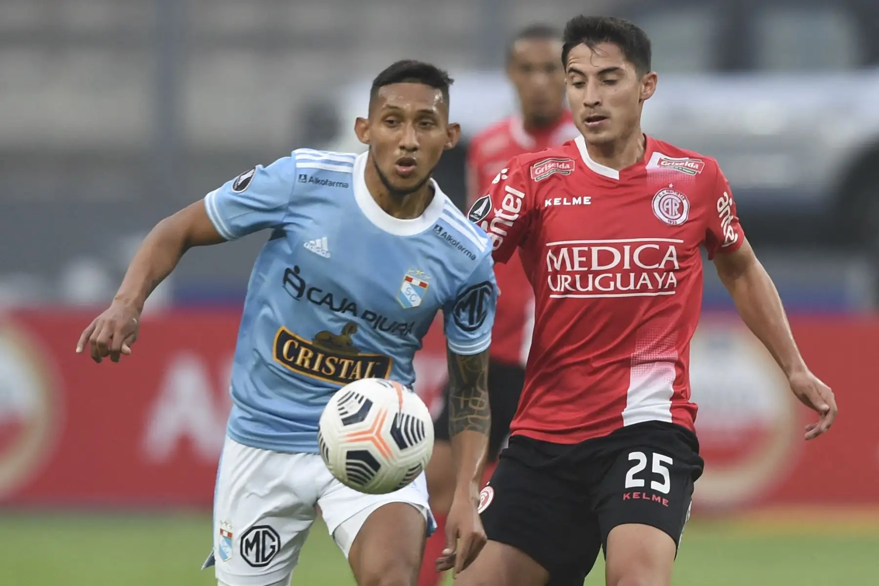 Christofer Gonzales de Sporting Cristal y Ramiro Cristóbal de Rentistas disputan el balón durante el partido de la fase de grupos de la Copa Libertadores en el Estadio Nacional de Lima. Foto: AFP