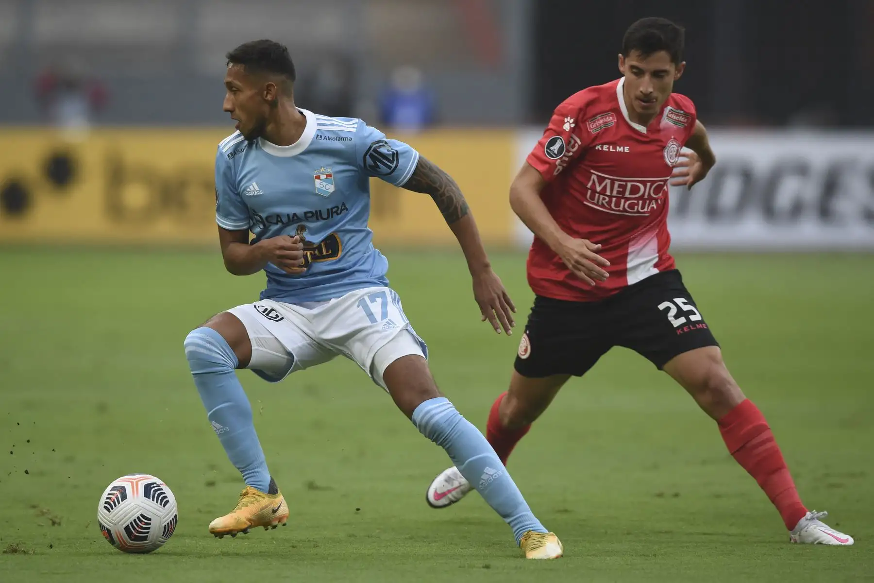 Christofer Gonzales de Sporting Cristal y Ramiro Cristóbal de Rentistas disputan el balón durante el partido de la fase de grupos de la Copa Libertadores en el Estadio Nacional de Lima. Foto: AFP
