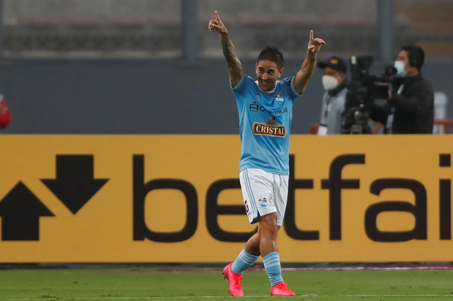 Alejandro Hohberg de Sporting Cristal celebra tras anotar un gol ante Rentistas durante partido por la Copa Libertadores, en el Estadio Nacional de Lima. Foto: EFE