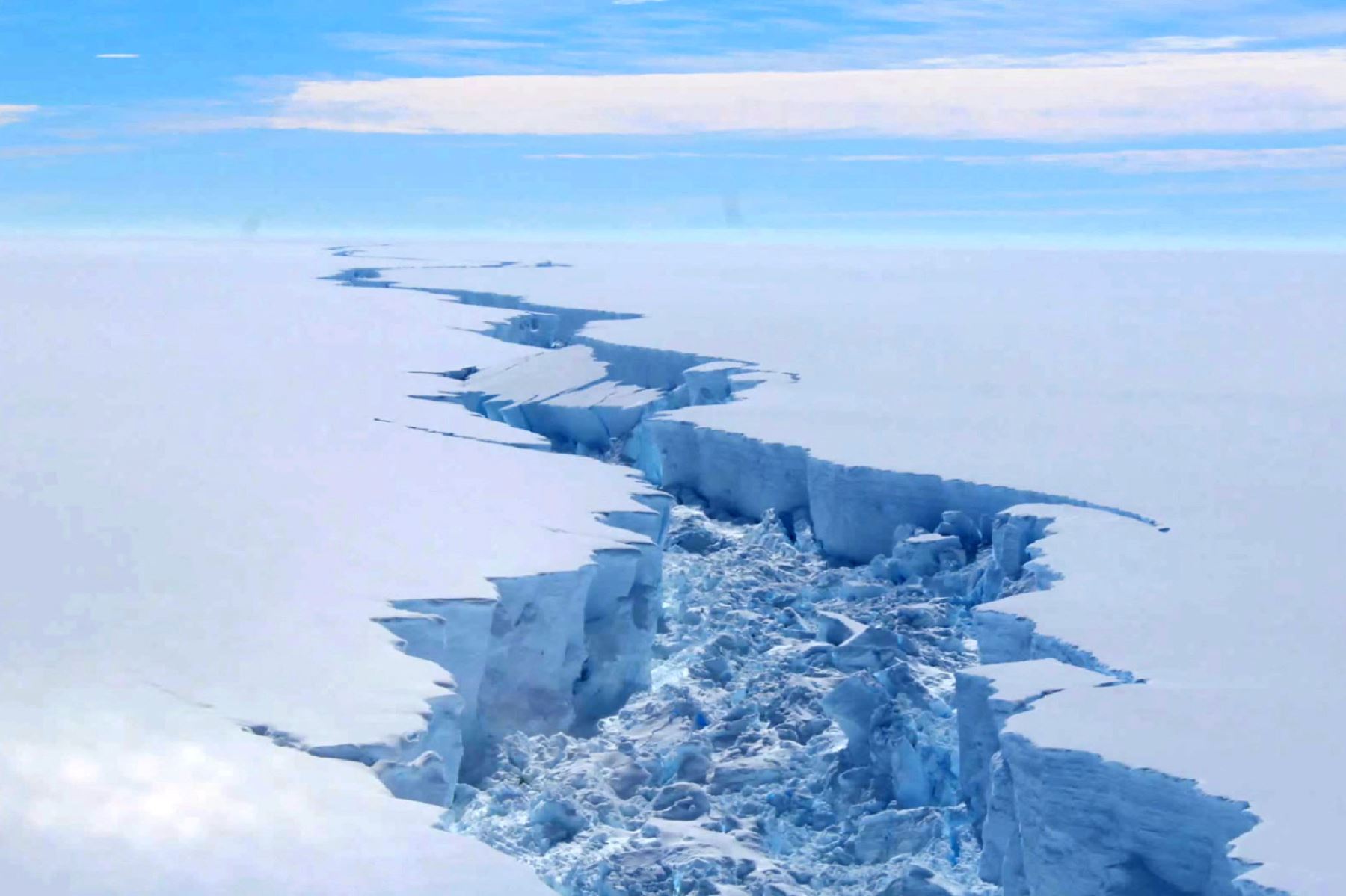 Con esas proporciones, se trata del iceberg más grande del mundo, un puesto que hasta ahora tenía A-23A, de unos 3,880 kilómetros cuadrados. Foto: AFP.