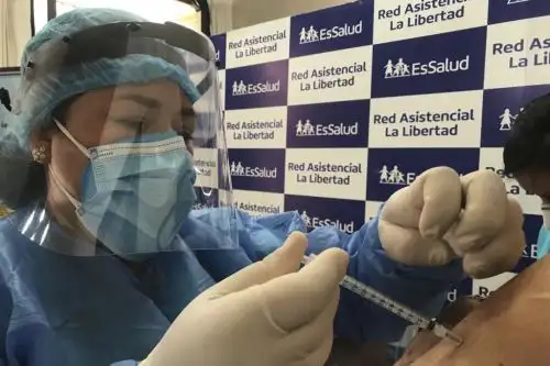 La vacuna contra el neumococo se aplica a niños menores de 2 años, a adultos mayores de 60 años y a los pacientes con comorbilidades. Foto: ANDINA/Difusión