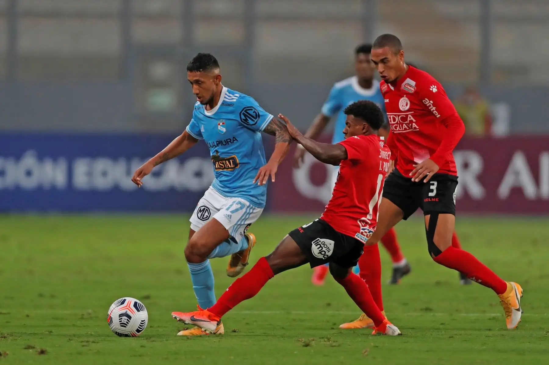 Christofer González de Sporting Cristal disputa un balón con Jonathan Urrestaviscaya de Rentistas durante partido por la Copa Libertadores, en el Estadio Nacional de Lima. Foto: EFE