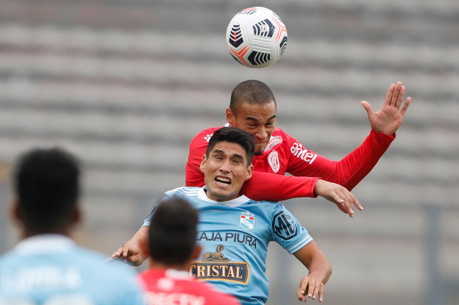 Irven Ávila de Sporting Cristal disputa un balón con Richard González de Rentistas durante partido de la Copa Libertadores, en el estadio Nacional de Lima. Foto: EFE