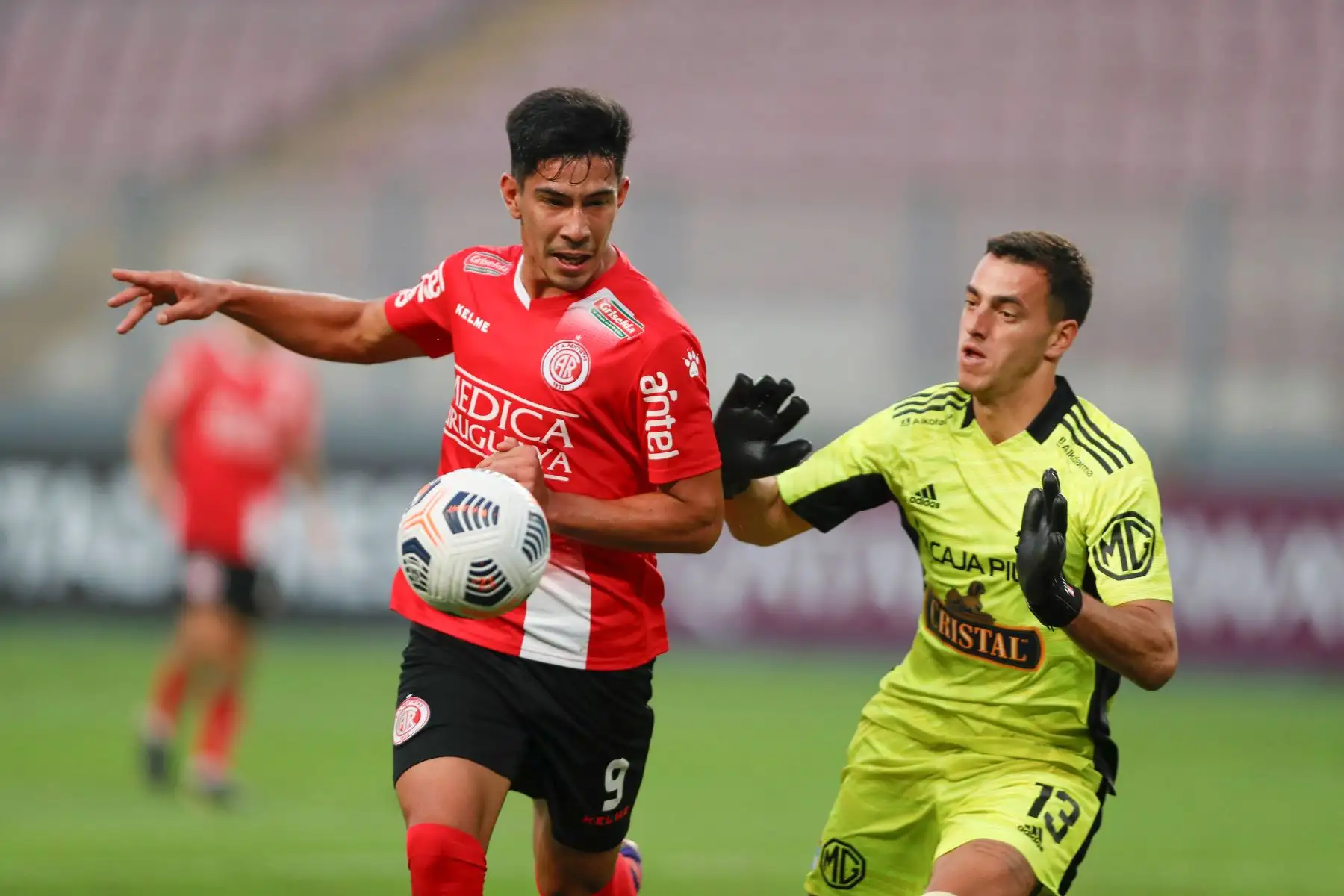 El arquero Alejandro Duarte de Sporting Cristal disputa un balón con Ederson Rodríguez de Rentistas durante partido por la Copa Libertadores en el Estadio Nacional de Lima. Foto: EFE