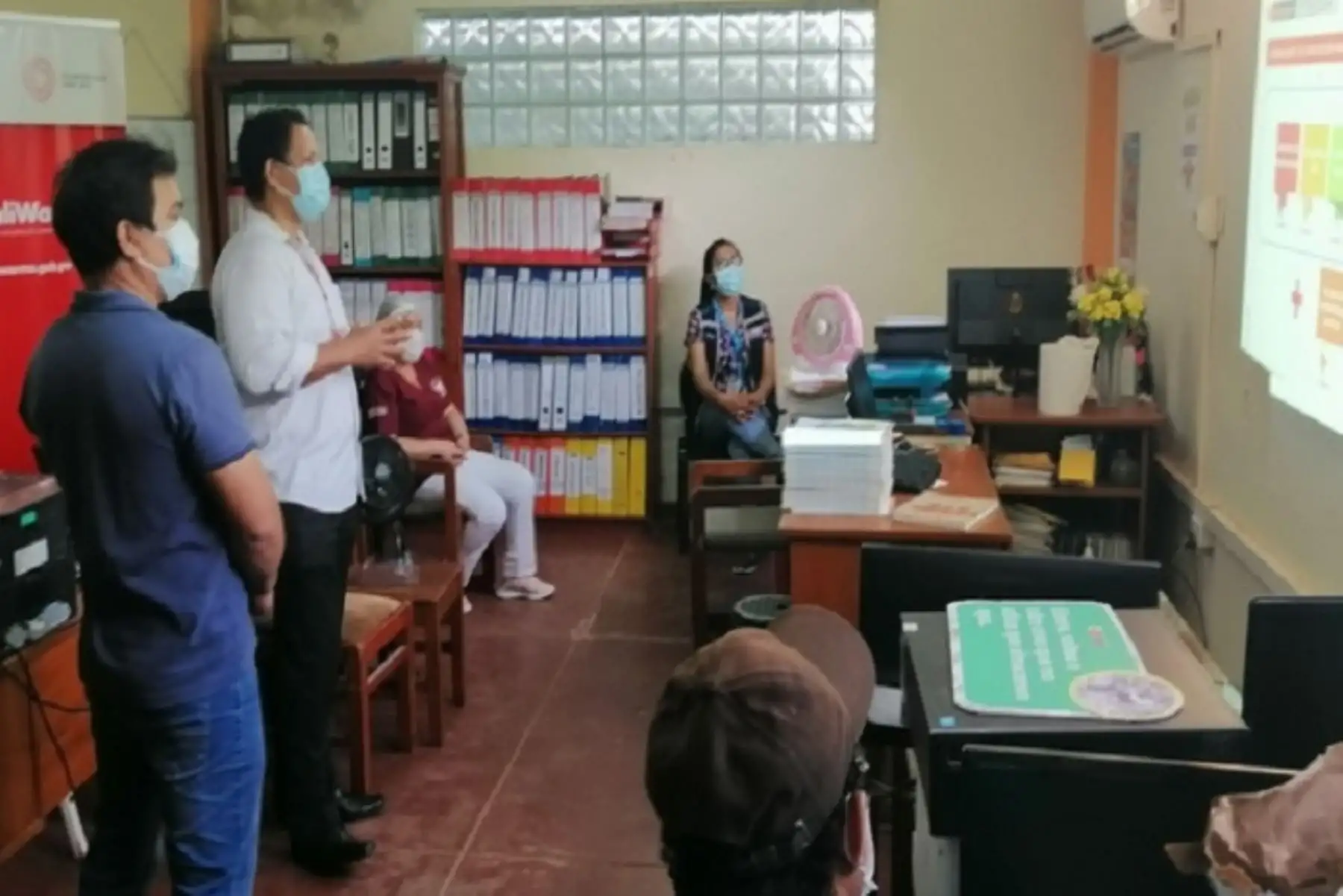 En la reunión se acordó que el personal de salud entregará pastillas antiparasitarias para los escolares durante la cuarta entrega de productos del año a las jefas y los jefes de hogar, que se llevará a cabo entre junio y julio.