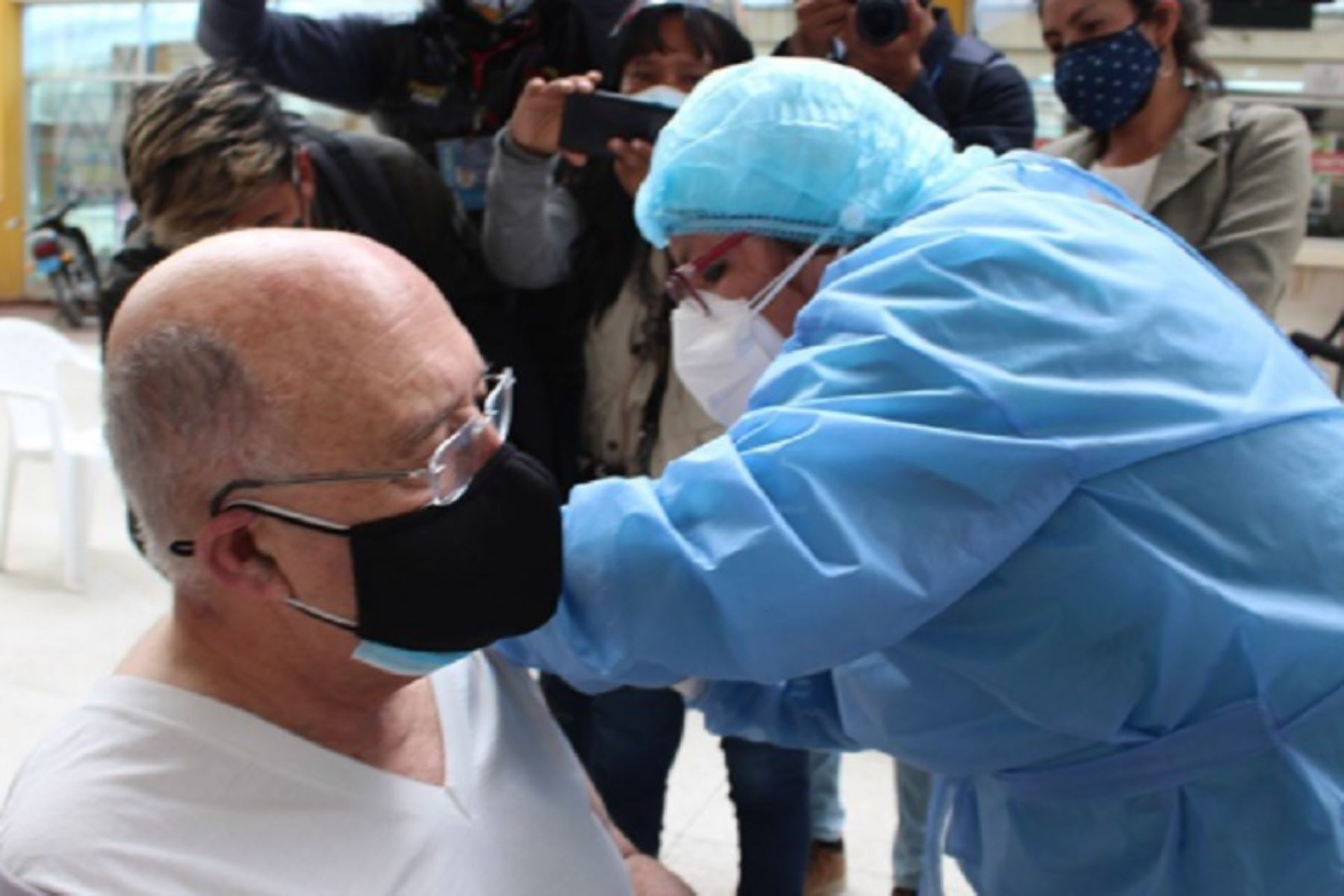 El cardenal Pedro Barreto Jimeno S. J., arzobispo metropolitano de Huancayo, recibió la primera dosis de la vacuna contra el covid-19. La autoridad eclesiástica forma parte del padrón de mayores de 70 años incluidos en la Campaña Nacional de Vacunación.