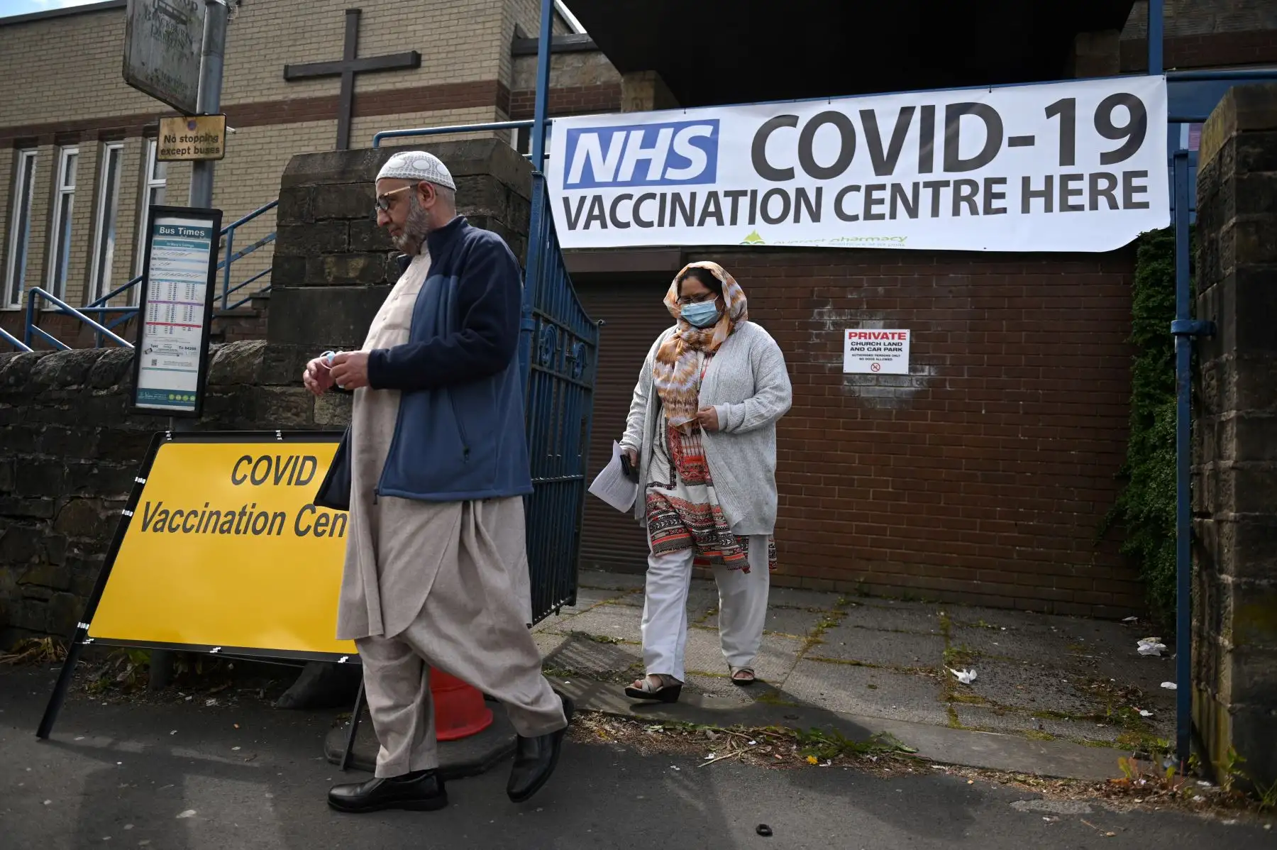 La gente sale de un centro de vacunación Covid-19 establecido en la Iglesia Reformada Unida en Blackburn, noroeste de Inglaterra. Foto: EFE
