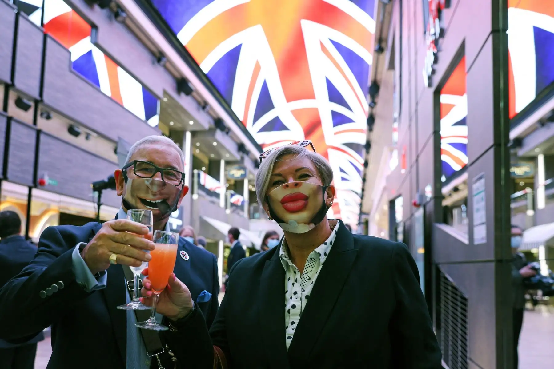 Los pasajeros con mascarillas posan para una foto mientras llegan a bordo del crucero MSC Virtuosa mientras se prepara para zarpar luego de la flexibilización de las restricciones de Covid-19 en Southampton, suroeste de Inglaterra. Foto: AFP
