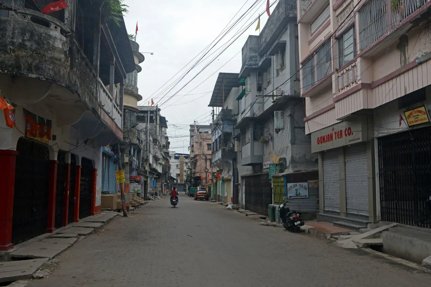 Se pueden ver carreteras parcialmente desiertas con tiendas cerradas en un mercado en medio del bloqueo parcial de 15 días y las restricciones de viaje impuestas para frenar la propagación del coronavirus Covid-19 en Siliguri, en la India. Foto: AFP