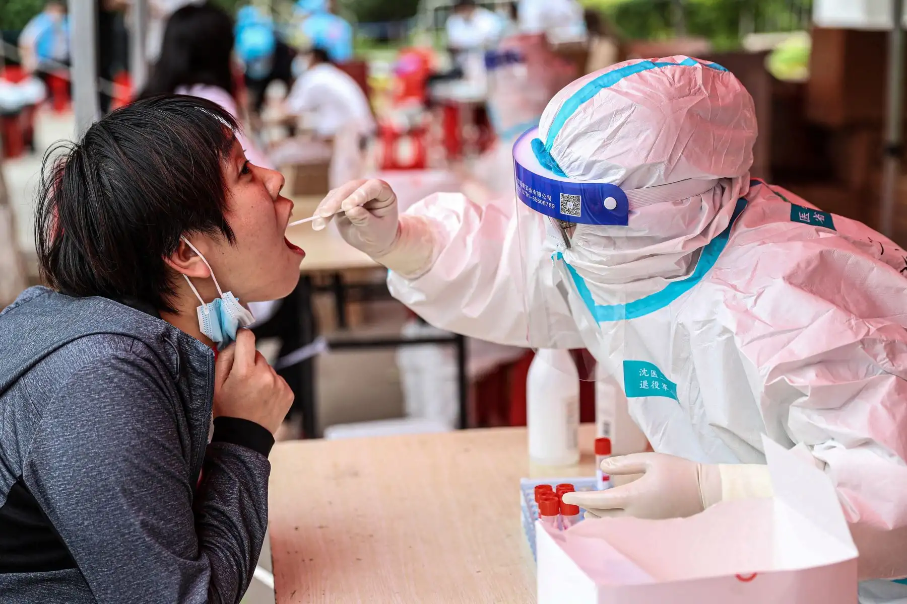 Un trabajador de la salud toma una muestra de hisopo de un residente para realizar una prueba del coronavirus Covid-19 en Shenyang, en la provincia de Liaoning, en el noreste de China. Foto: AFP