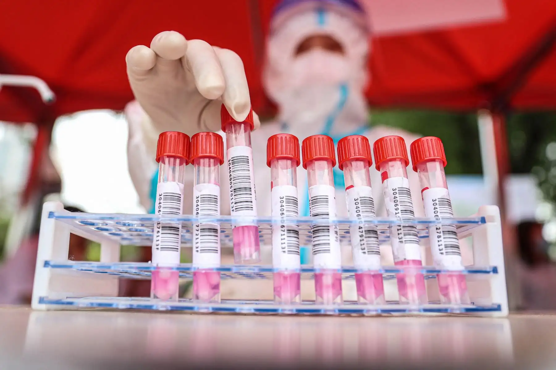 Un trabajador de la salud sostiene muestras para la prueba del coronavirus Covid-19 en Shenyang, en la provincia de Liaoning, en el noreste de China. Foto: AFP