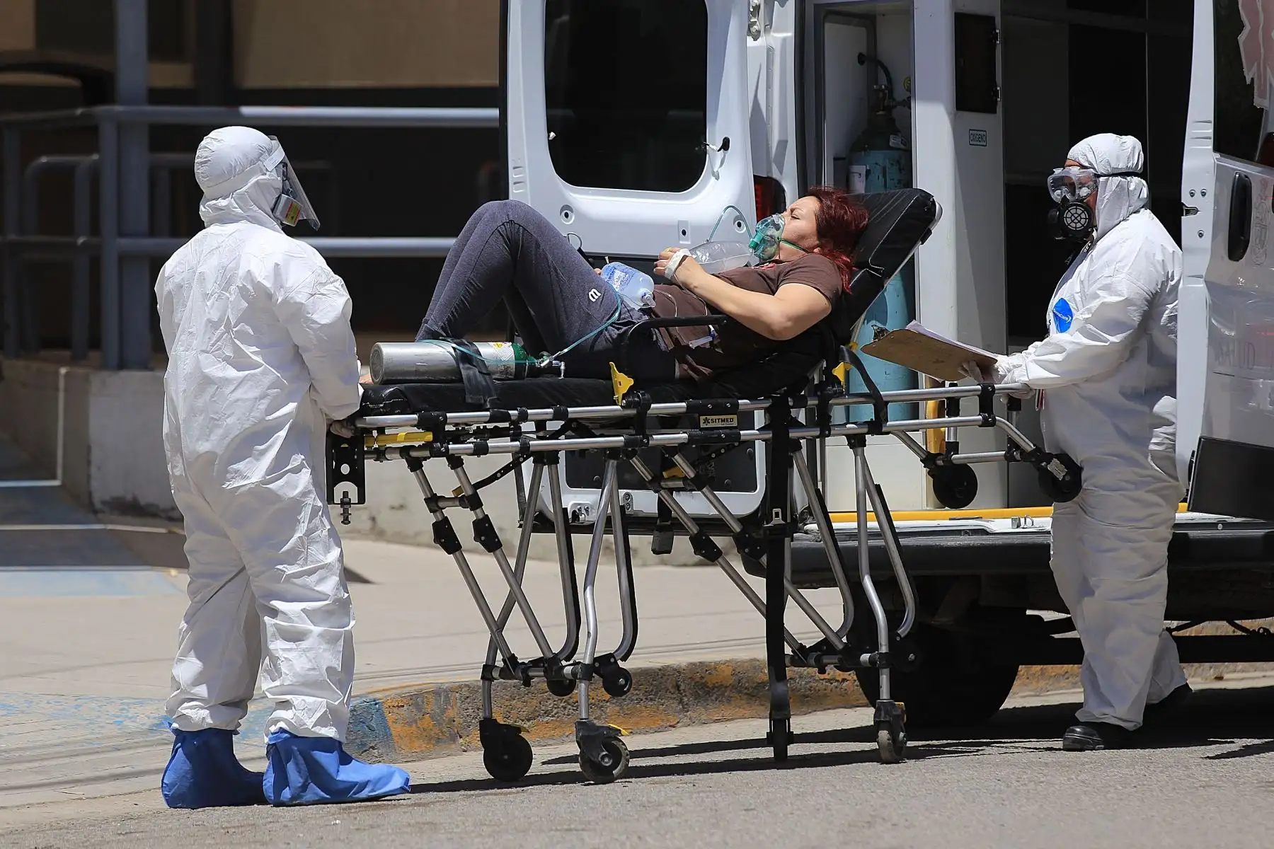 Paramédicos ingresan a una paciente con síntomas de covid-19 al hospital General hoy, en Ciudad Juárez, estado de Chihuahua, México. Foto: AFP